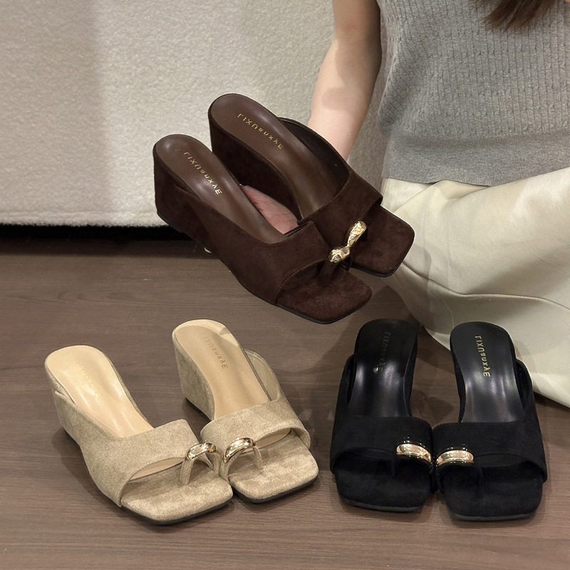 日本小众气质方头坡跟套趾拖鞋女夏外穿新款绒面高跟夹趾一字凉拖