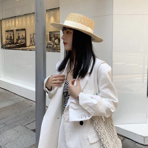 平檐麦秆编制草帽出游海边沙滩