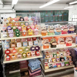 萌粒盲盒展示架蜡笔小新小摆件收纳盒防尘手办家用多层透明展示柜