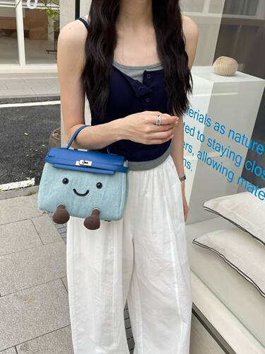 牛仔笑脸凯莉包2026新款女包单肩斜挎手提包可爱公仔拼色小众包