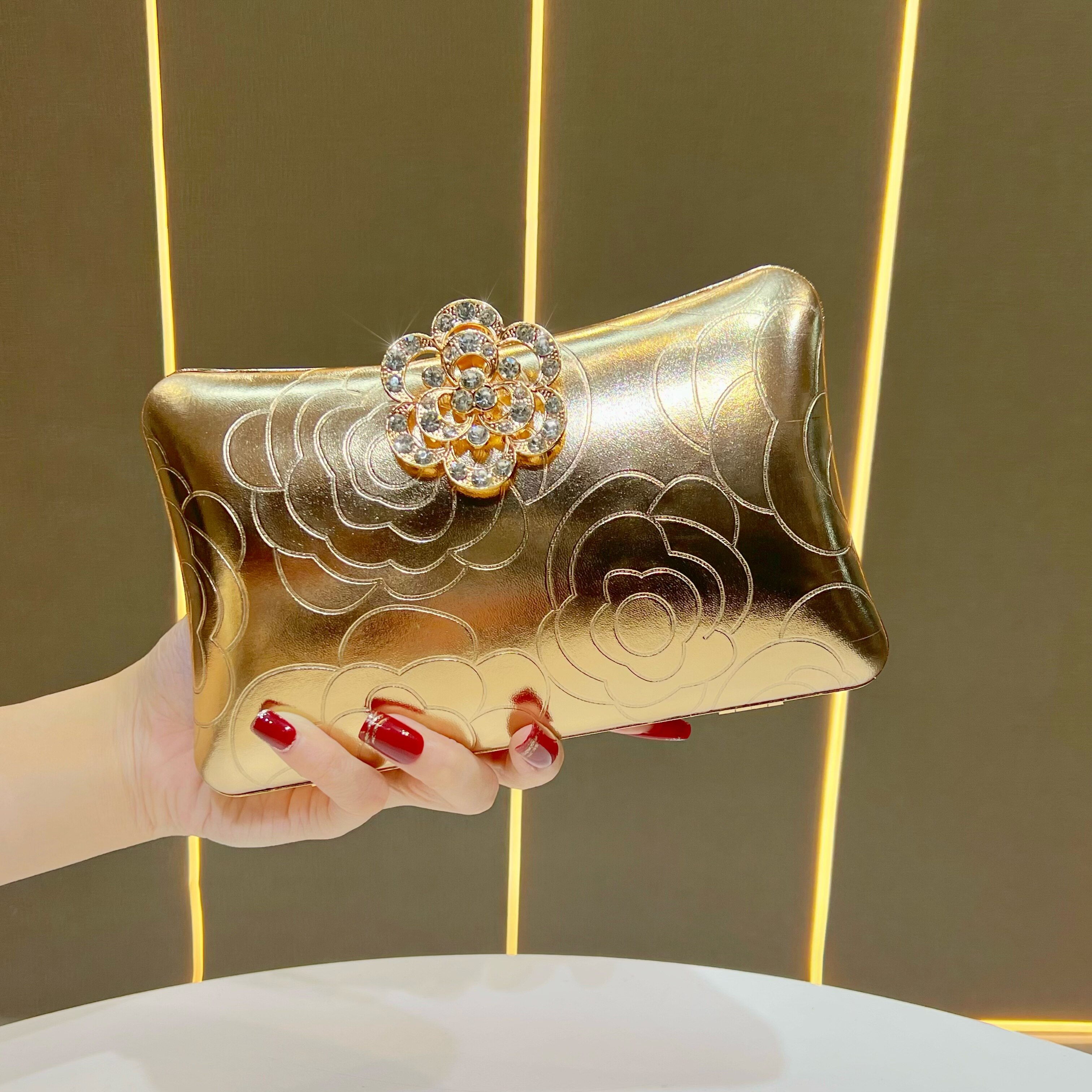 镶钻花朵手拿包链条小方包