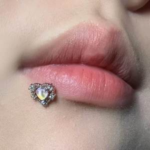 摩卡镂空爱心钛钢唇钉耳蜗钉耳钉