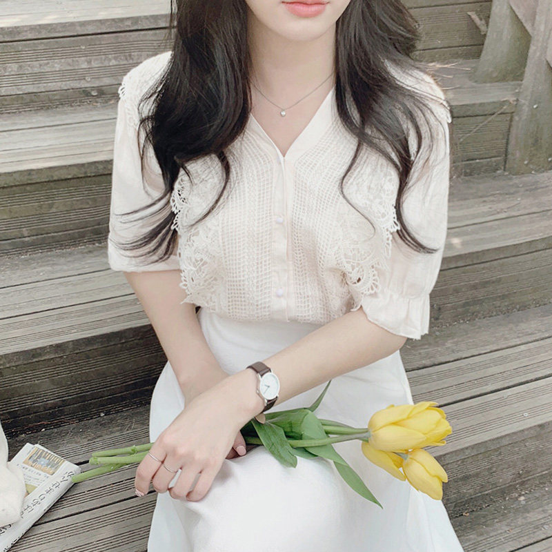 KOREAN WHITE SHIRT WOMENS VERSION LOOSE AND VERSATILE DESIGN SENSE NICHE LACE V-NECK FRENCH SHORT SLEEVE TOP