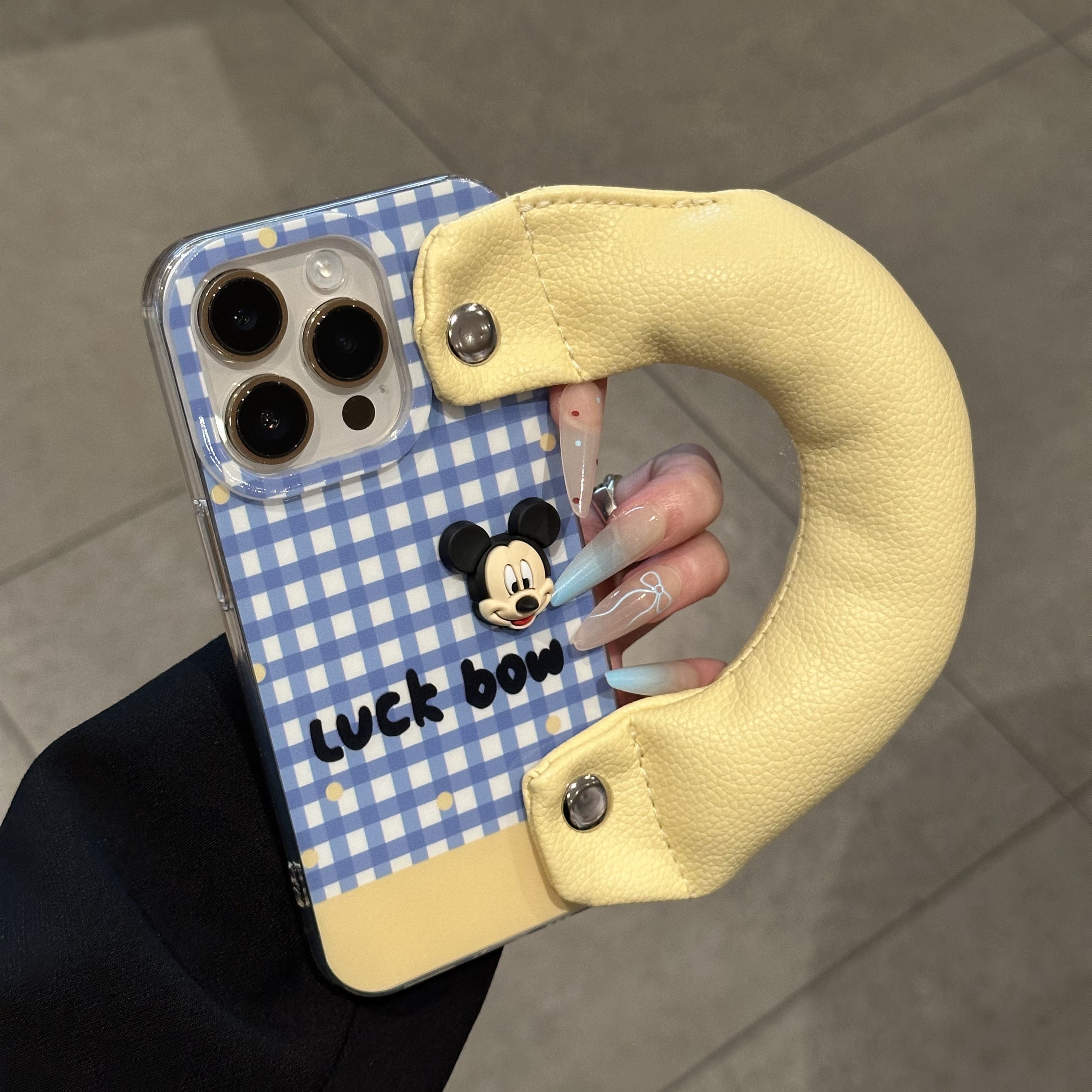 格纹米奇适用苹果16pro手机壳iPhone15promax新款13腕带棉把手12华为mate70荣耀300卡通vivoppo小米14红米k80