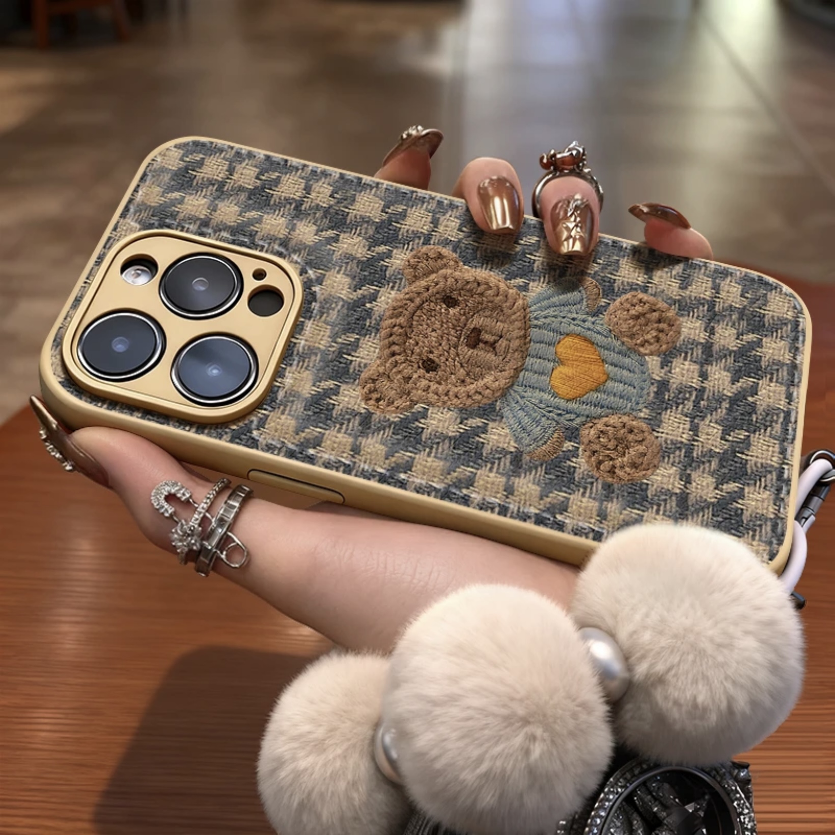 格纹刺绣熊适用苹果16手机壳iPhone15promax新款17华为mate70荣耀300毛绒手链vivos20卡通oppo小米14糖果气垫