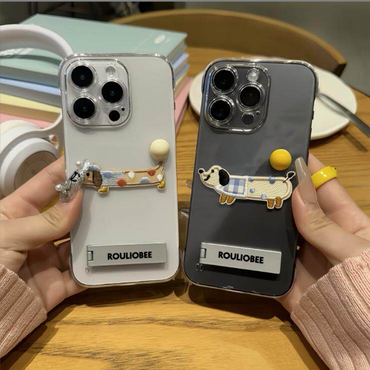 可爱刺绣腊肠狗适用苹果16promax手机壳新款iPhone15pro超薄无边框14金属折叠支架13小众12全包防摔11保护套