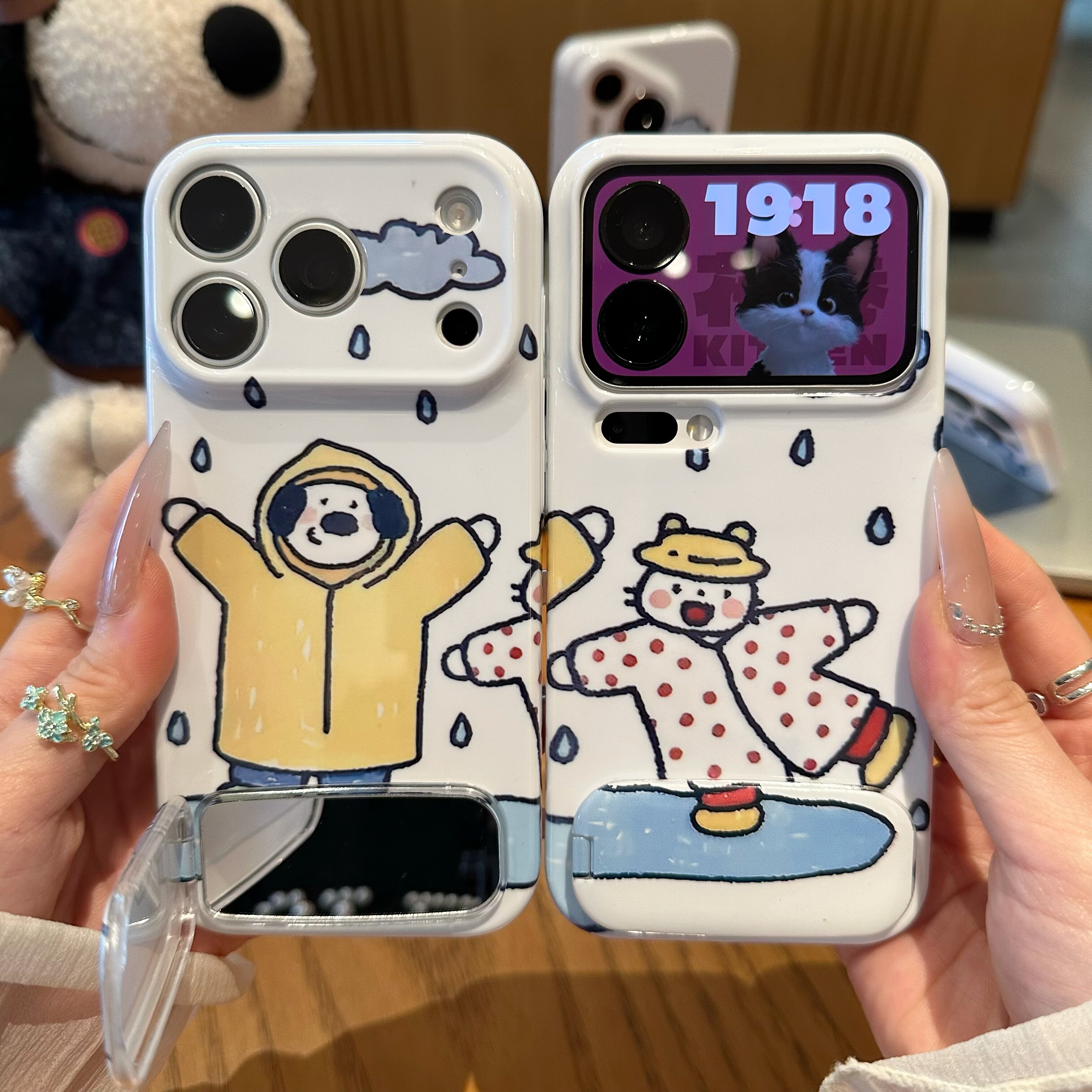 黄雨衣小猫适用iPhone16promax手机壳苹果13菲林华为mate70镜面支架vivo小米17防摔oppo一加15红米k80荣耀500