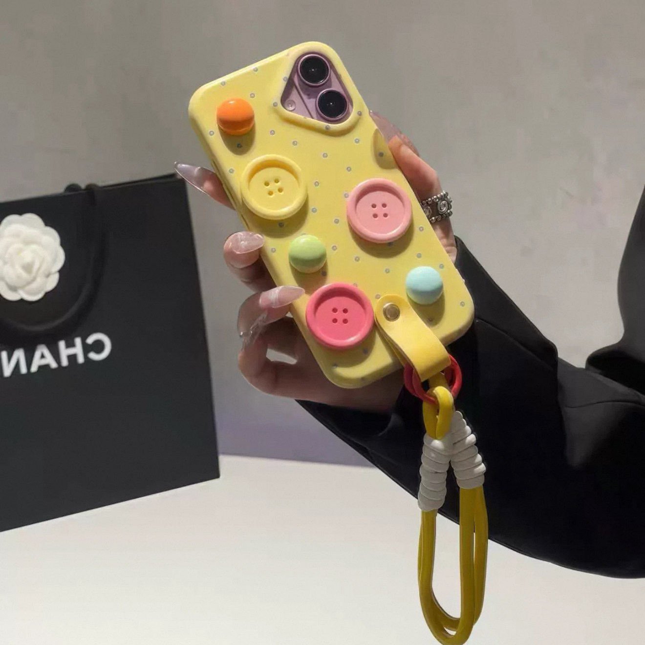 黄色波点纽扣适用苹果16promax手机壳iphone15pro新款14promax可爱卡通13小众12保护套p70挂绳11华为mate60软