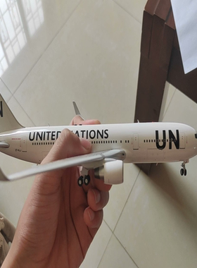 联合国专机，B767-300ER，，微瑕疵，指示灯粘不上，周边有点胶
