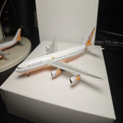 Phoenix 文莱皇家航空专机 340-200 1/400白盒注册号V8-BKH机子