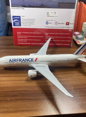 出Air France 法国航空波音777-300模型，白色机身搭配蓝色和红