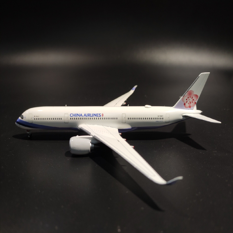 1/400 官方版 中华航空 A350-900 B-18901绝版老模型， 盒子比较