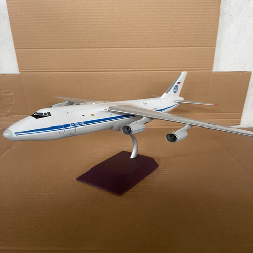安托诺夫 An-124-100 运输机模型，注册号RA-82035。1/200比例，