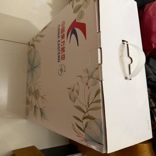出一个东航A330飞机模型??去年公司买的从未拆封过 成色:全新;