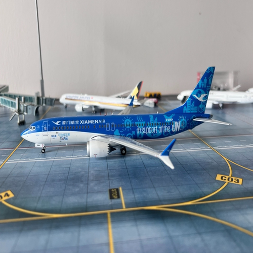 厦门航空1/200飞机模型，联合国彩绘737-8max，编号B-20CP。JC Wi