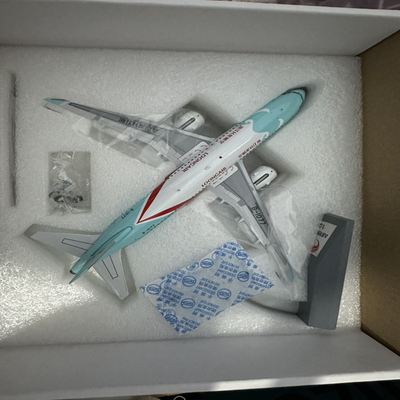 Aviation 长龙航空客机模型，编号B-1077，合金材质，细节逼真。