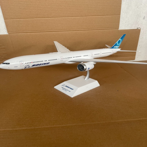 Boeing 777-9X 飞机模型，1/200比例。库存，无彩盒，带原装底座