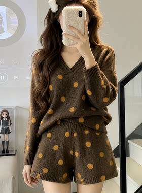 法式小香风灰色针织套装女新款秋冬穿搭显瘦波点上衣短裤两件套