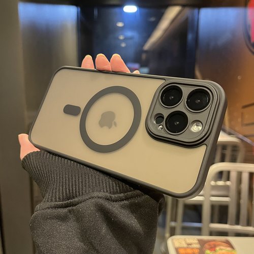 iPhone15亚克力肤感磁吸