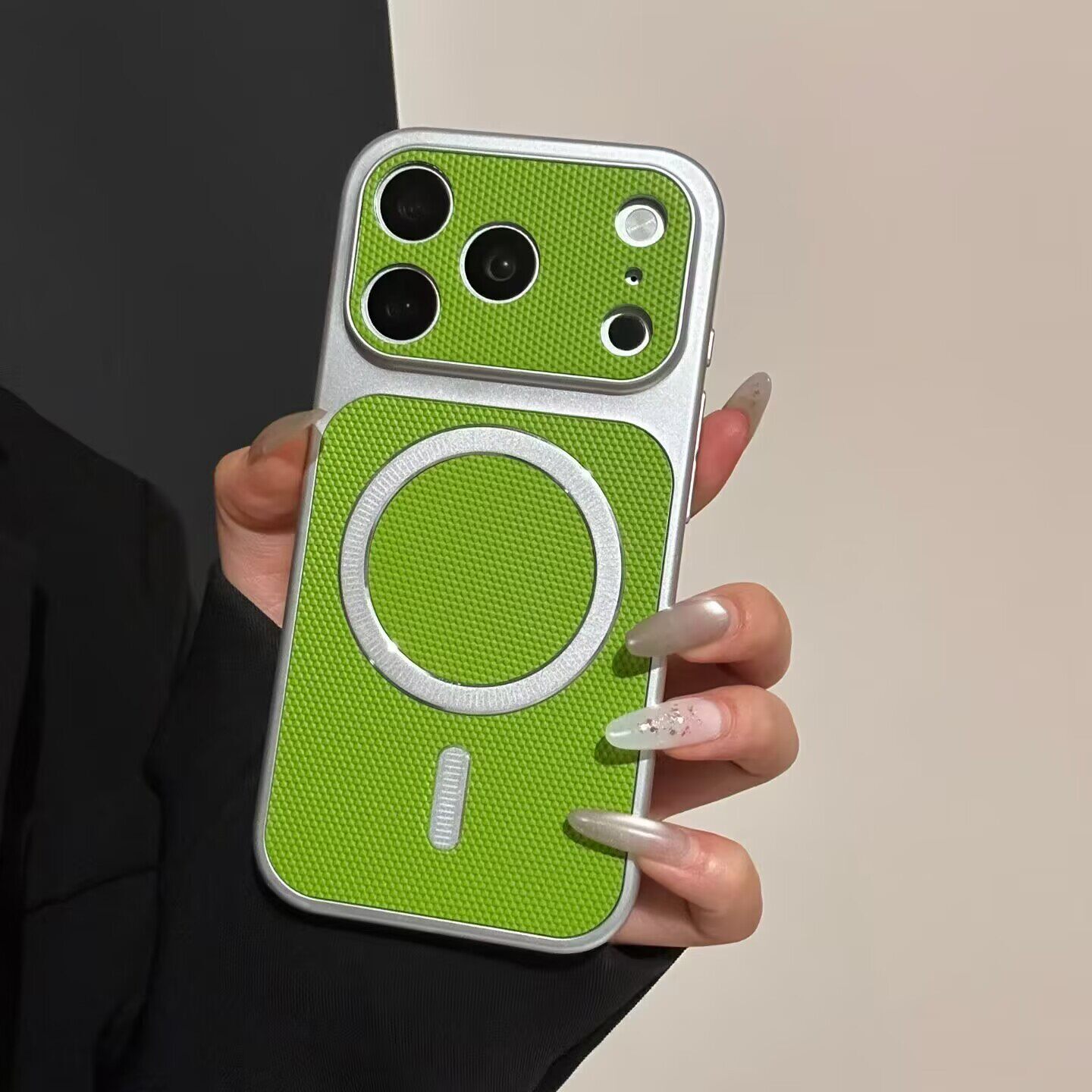 秒变三角纹肤感纯色磁吸磨砂精孔简约适用苹果17promax手机壳16pro全包防摔15pro高级14pro一体相机键13pro橙