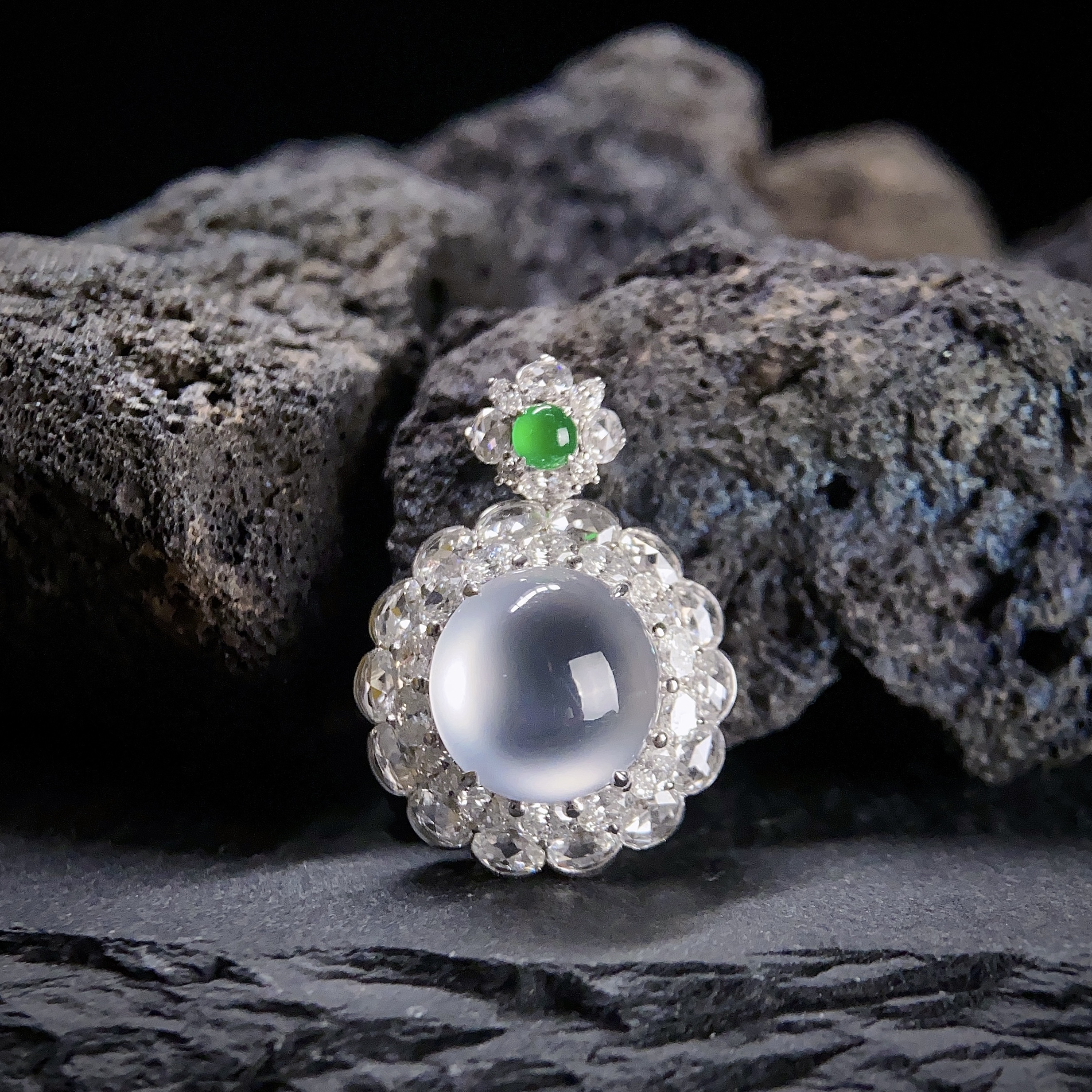 现货18K金伴钻石镶嵌玻璃种蛋面戒指吊坠两用款可拆卸后盖