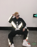 黑色