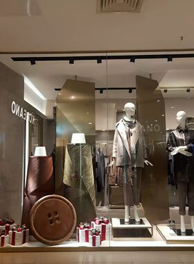 秋冬季高端服装店橱窗轴纽美陈