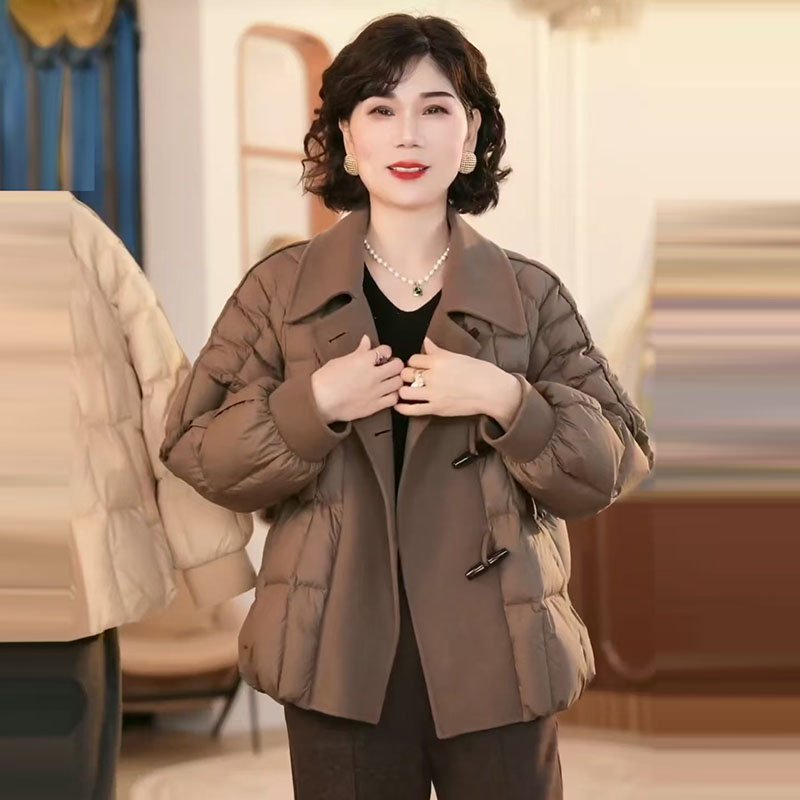 妈妈羽绒服冬装短款中老年女洋气时尚加厚胖中年2025新款秋冬外套