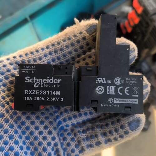 议价继电器底座RXZE2S114M 有43个，单价4元