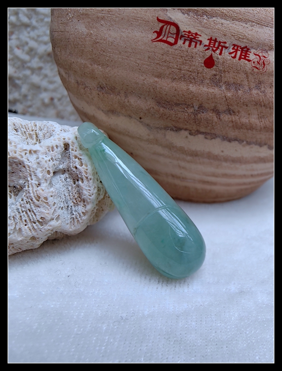 蒂斯雅~天然绿色随雕吊坠需配K金扣或银扣都可缅甸翡翠硬玉复古坠