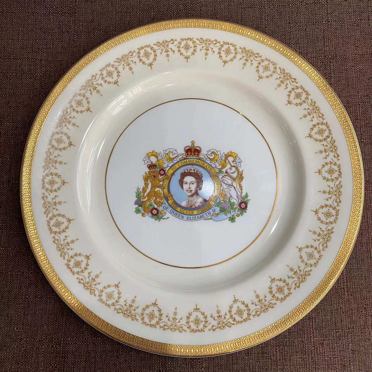 Aynsley 安兹丽英国女王1977年登基25周年银禧描金纪念碟收藏大盘图片