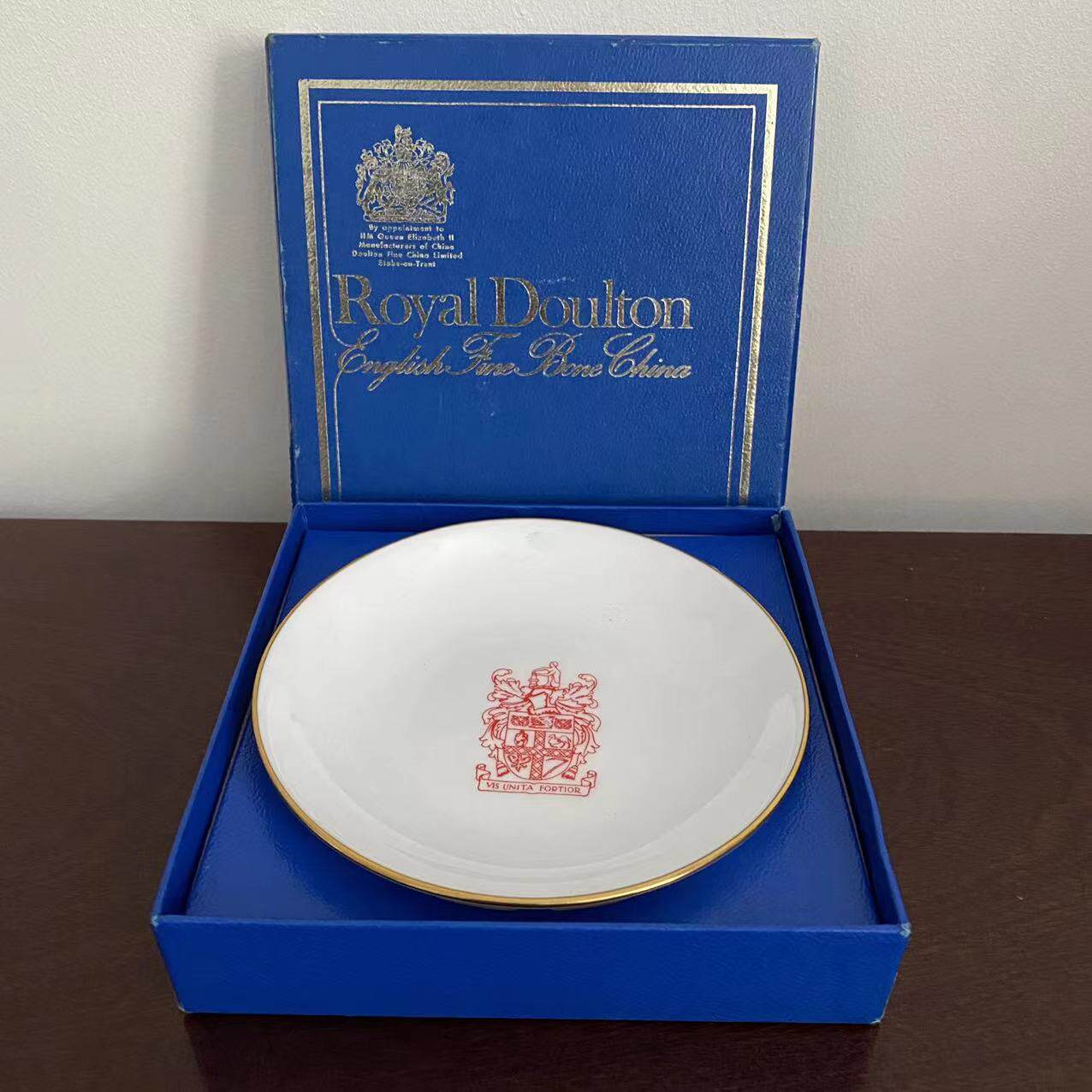 Royal Doulton 皇家道尔顿 英国骨瓷徽章原盒收藏碟 描金装饰赏盘
