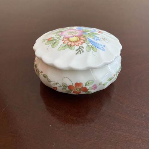 Wedgwood 韦奇伍德 Ribbon Cascade 英国戒指首饰罐 轻奢瓷罐盖盒