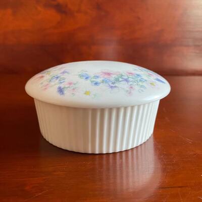 Wedgwood 韦奇伍德 Angela 安吉拉 英国骨瓷盖罐 收藏罐 圆首饰盒