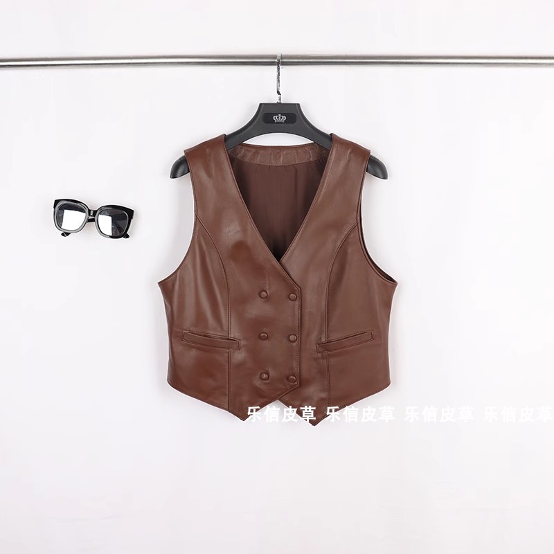 绵羊皮春秋新款真皮吊带背心女修身显瘦杏色短款双排扣马甲外穿