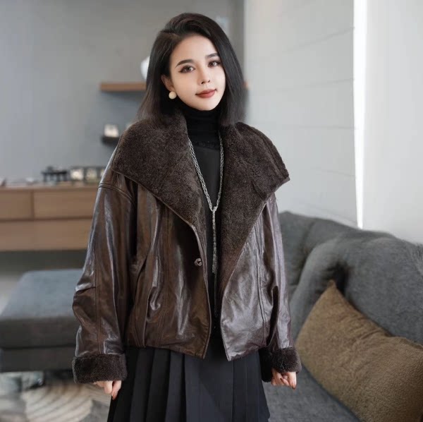 冬季新款气质真皮鹅绒皮衣女保暖时尚皮毛一体宽松休闲风皮衣外套