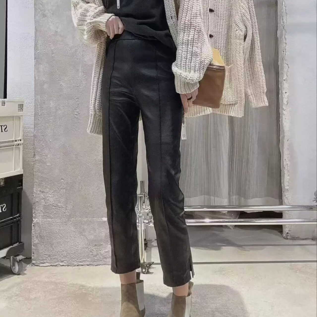 真皮女短款宽松显瘦黑色皮裤