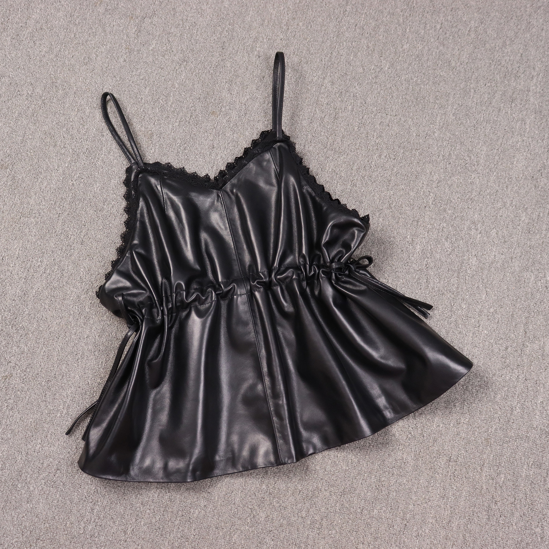 甜美风新款真皮绵羊皮蕾丝边吊带背心女款收腰短款叠穿显瘦连衣裙