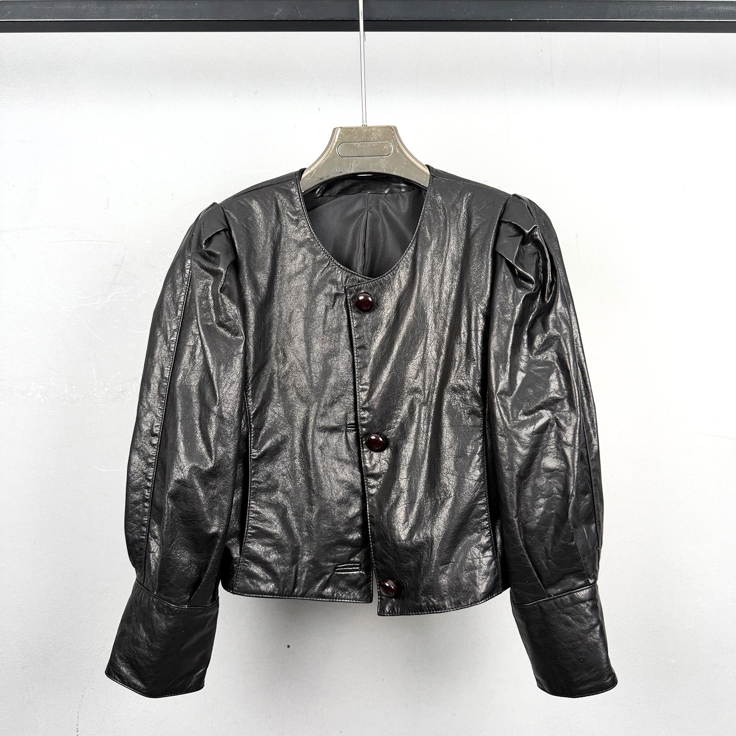 2026春季新款黑色短款真皮皮衣女圆领单排扣修身百搭休闲长袖外套,女装/女士精品,皮衣,淘宝优惠券,粉丝福利购,淘宝优惠卷