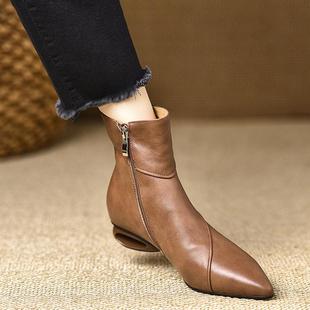 樱蔓堇 3.5厘米复古棕色头层牛皮拼接软皮尖头镂空中跟粗跟短靴女