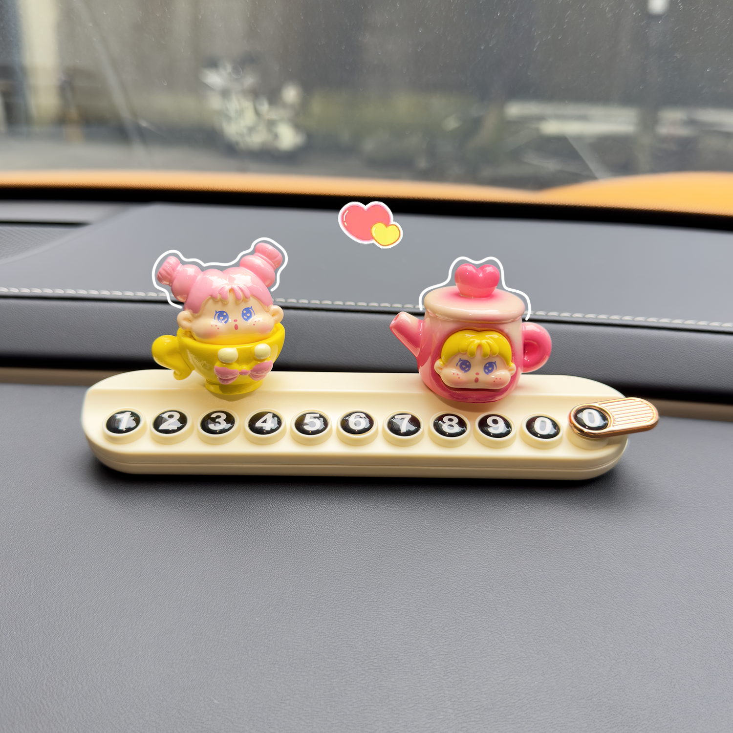 汽车停车牌甜美搞怪女孩粉色摆件