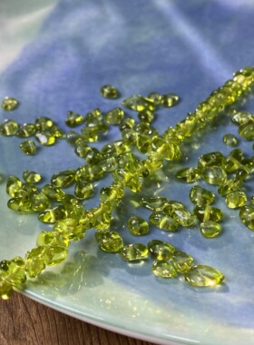 K9烤色玻璃草绿色3*5mm有孔碎石手工diy串珠手链项链饰品配件X890