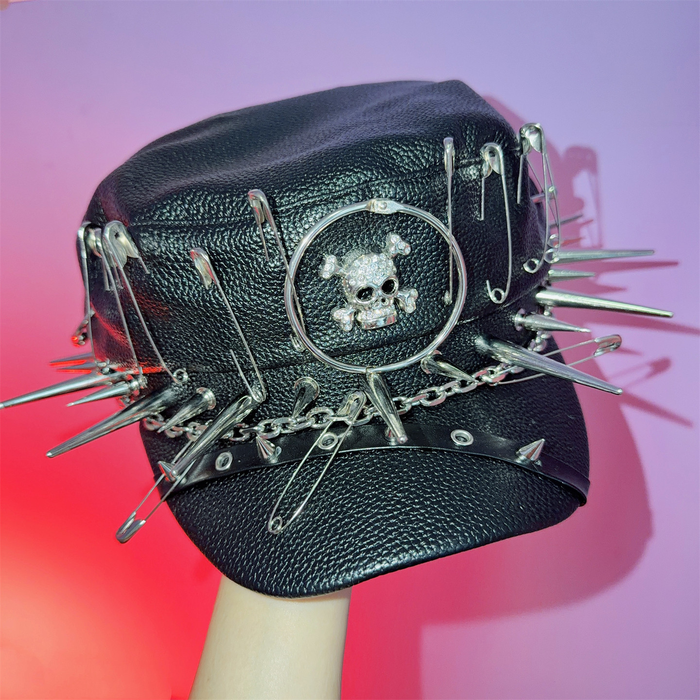 欧美Y2K辣妹亚比文化街头铆钉朋克摇滚链条骷髅PU皮别针弯檐帽子