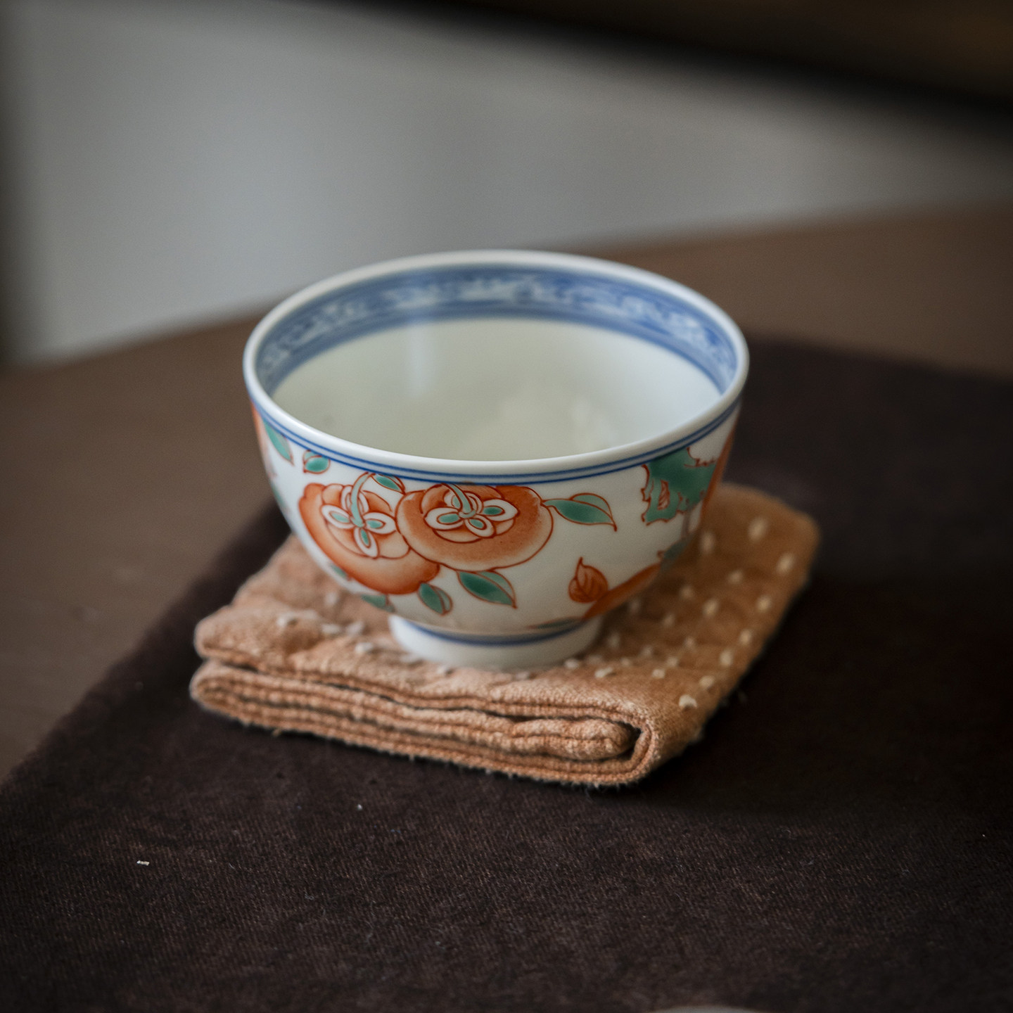 手绘红绿彩丹柿鸡心杯陶瓷茶杯釉下彩品茗单杯粉彩陶瓷酒杯