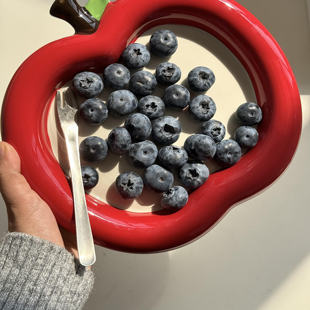 2025新款红苹果盘子桌面陶瓷水果盘ins风家用客厅茶几高颜值餐盘