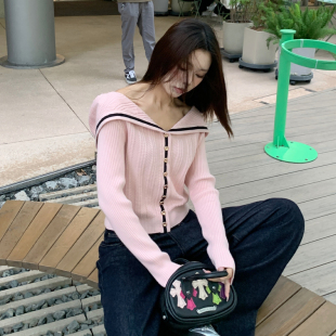 女显瘦百搭开衫 一字领多扣子撞色针织衫 韩系小外套 心电感应 E7Q8