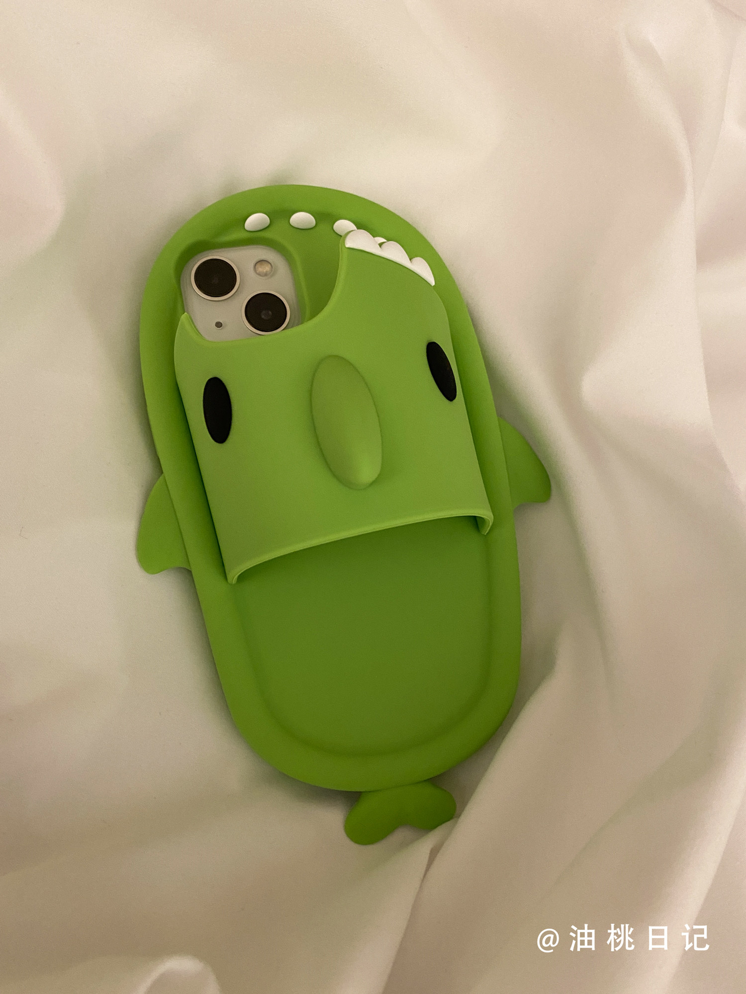 油桃日记硅胶鲨鱼拖鞋适用iPhone15proMax手机壳苹果13新款12防摔11全包14绿色夏天创意立体