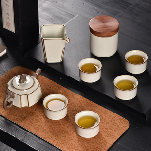 兽首月白釉茶具