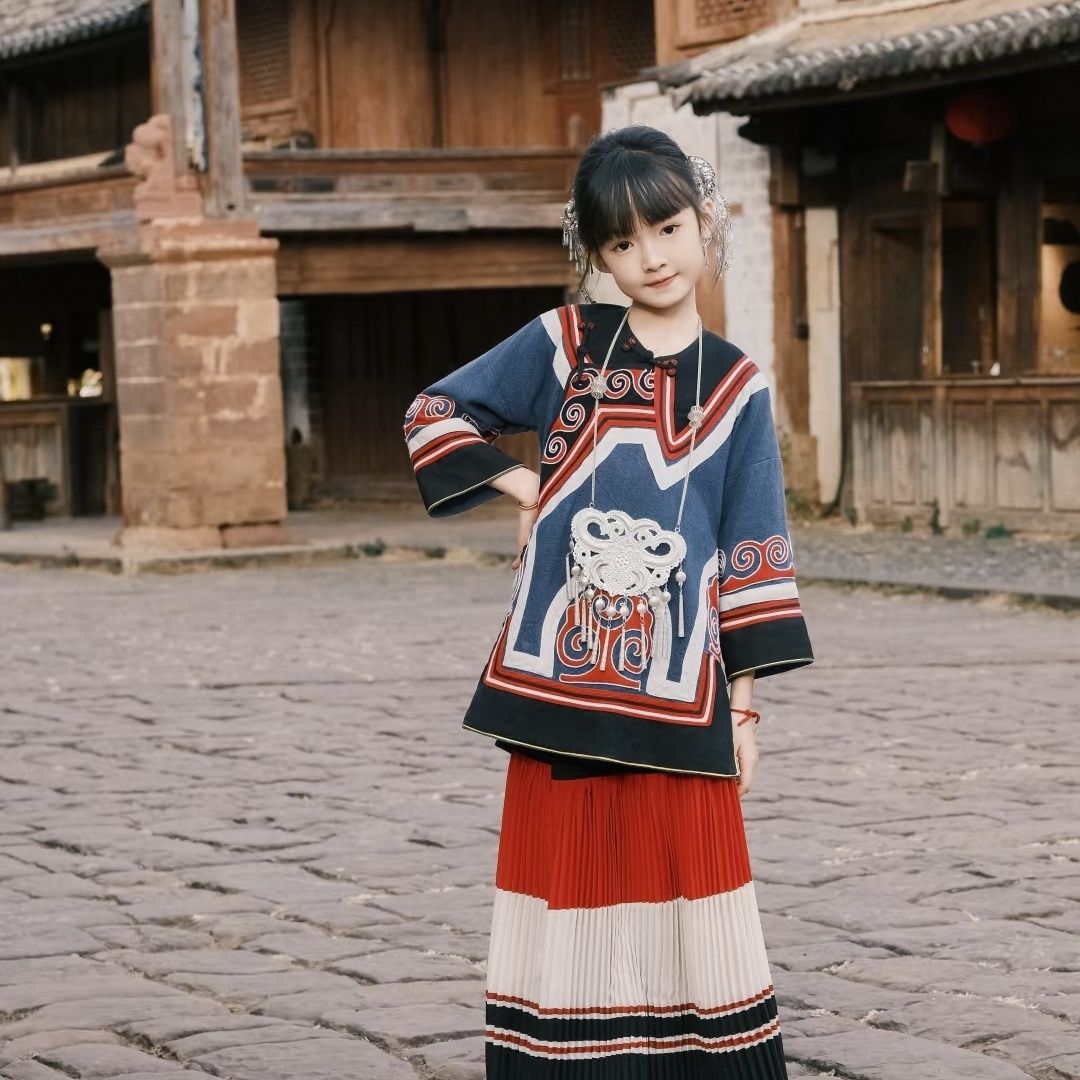 彝族女童红色火把节影楼摄影服