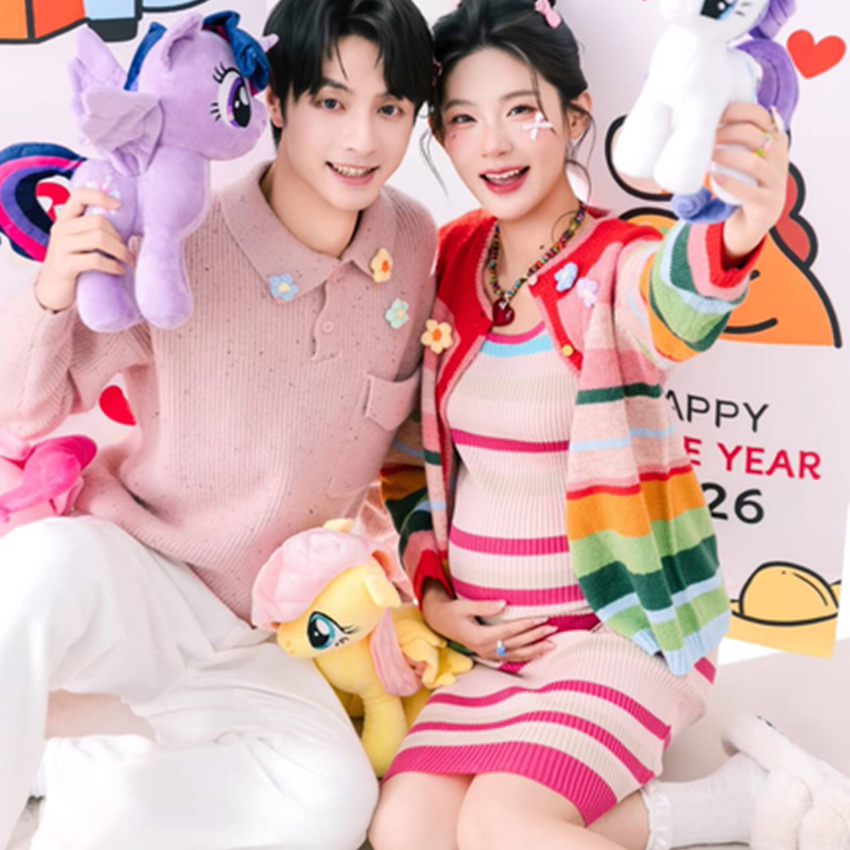 2026马年主题影楼服装彩色条纹摄影新年拍照情侣活力鬼马孕妇少女,孕妇装/孕产妇用品/营养,影楼服装,淘宝优惠券,粉丝福利购,淘宝优惠卷